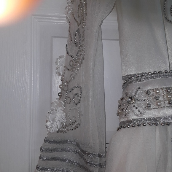 Gown - Picture 3 of 8